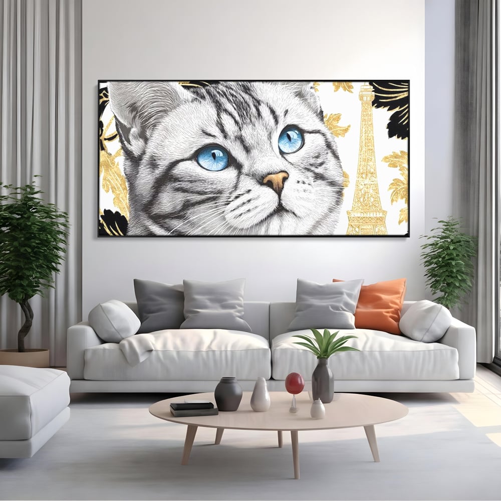 Tablou canvas cu tablou canvas cu pisica si turnul eiffel, in rama de aluminiu negru, pe perete intr-un living